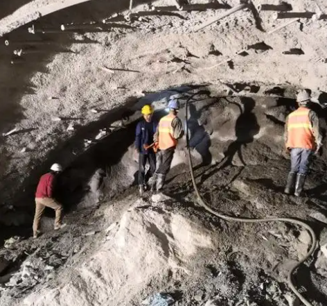 湾里拱顶带模注浆料的施工流程及注意事项